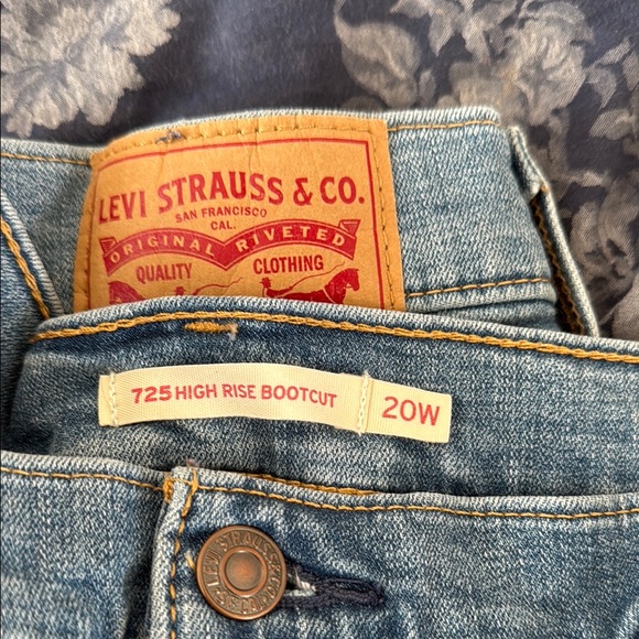 Levi's High Waisted Distressed Jeans - Picture 2 of 3